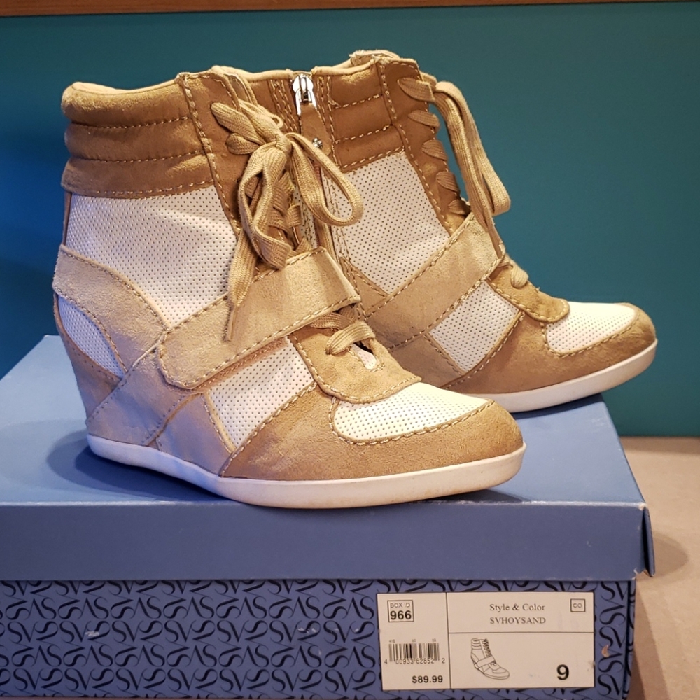 Simply Vera Wedge Sneakers Sz. 9